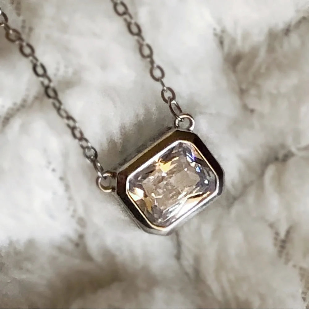 Elegant Silver Necklace with Clear Gemstone - Picture 9 of 9